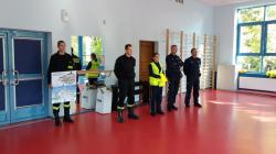 Spotkanie Policji, Straży Pożarnej oraz przedstawiciela Starostwa Powiatowego z uczniami klas pierwszych o bezpieczeństwie.