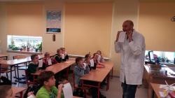 Zajęcia prowadzone przez firmę Pasjonaci - uczniowie przeprowadzający doświadczenia z fizyki i chemii.