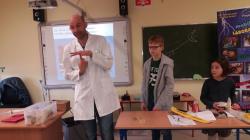 Zajęcia prowadzone przez firmę Pasjonaci - uczniowie przeprowadzający doświadczenia z fizyki i chemii.