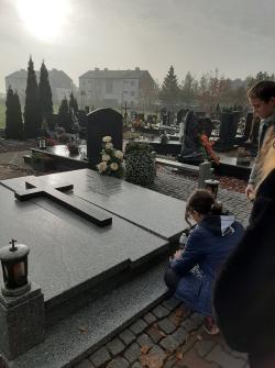 Samorząd Uczniowski i świetlica w ramach projektu "Pamiętamy" przed pomnikiem ofiar II wojny światowej i na grobach Nauczycieli.