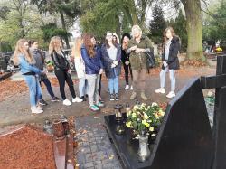 Samorząd Uczniowski i świetlica w ramach projektu "Pamiętamy" przed pomnikiem ofiar II wojny światowej i na grobach Nauczycieli.