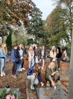 Samorząd Uczniowski i świetlica w ramach projektu "Pamiętamy" przed pomnikiem ofiar II wojny światowej i na grobach Nauczycieli.