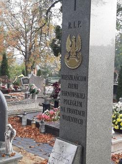 Samorząd Uczniowski i świetlica w ramach projektu "Pamiętamy" przed pomnikiem ofiar II wojny światowej i na grobach Nauczycieli.
