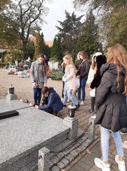 Samorząd Uczniowski i świetlica w ramach projektu "Pamiętamy" przed pomnikiem ofiar II wojny światowej i na grobach Nauczycieli.