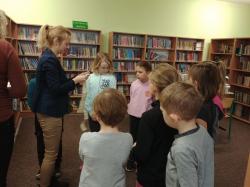 Pasowanie uczniów klas I na czytelników szkolnej biblioteki.