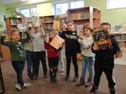 Pasowanie uczniów klas I na czytelników szkolnej biblioteki.