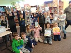 Pasowanie uczniów klas I na czytelników szkolnej biblioteki.
