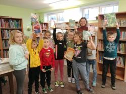 Pasowanie uczniów klas I na czytelników szkolnej biblioteki.