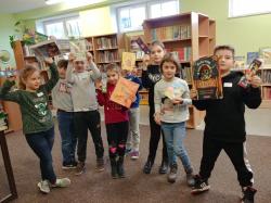 Pasowanie uczniów klas I na czytelników szkolnej biblioteki.