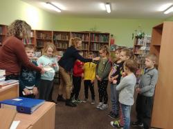 Pasowanie uczniów klas I na czytelników szkolnej biblioteki.