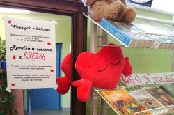Randka w ciemno z książką w naszej bibliotece.