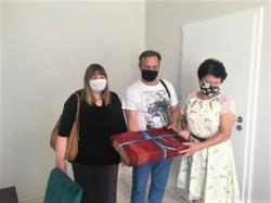 I Zastępca Wójta Gminy Tarnowo Podgórne, Pani Ewa Noszczyńska-Szkurat, wręczyła Państwu Kolasińskim komputer podarowany przez życzliwego szkole przedsiębiorcę dla prymusa szkoły.