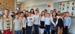 Szkoła do hymnu - 3b.