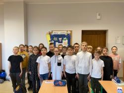 Szkoła do hymnu - klasa 4d.