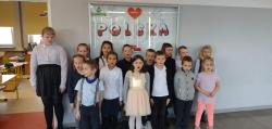 Szkoła do hymnu - klasa 2B.