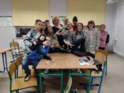 Uczniowie biorący udział w Nocy Naukowców w SP1.