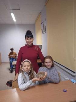 Uczniowie biorący udział w Nocy Naukowców w SP1.
