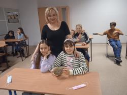 Uczniowie biorący udział w Nocy Naukowców w SP1.