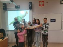 Uczniowie biorący udział w Nocy Naukowców w SP1.