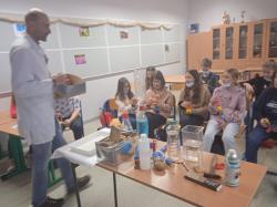 Uczniowie uczestniczący w zajęciach Mobilnego Laboratorium.