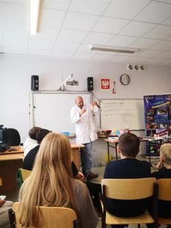 Uczniowie uczestniczący w zajęciach Mobilnego Laboratorium.
