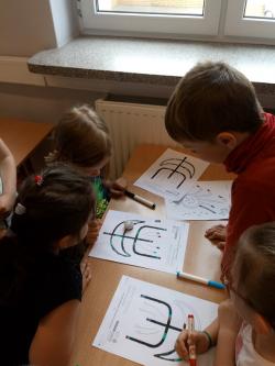 Uczniowie SP1 biorący udział w warsztatach z robotyki.