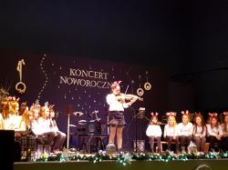 Koncert noworoczny - uczniowie SP1 podczas występów na scenie.