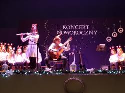 Koncert noworoczny - uczniowie SP1 podczas występów na scenie.