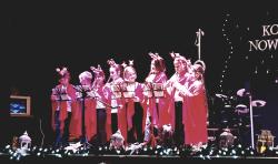Koncert noworoczny - uczniowie SP1 podczas występów na scenie.