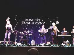 koncert Koncert noworoczny - uczniowie SP1 podczas występów na scenie.