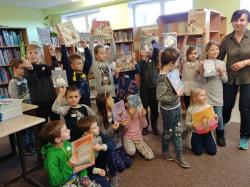Pasowanie pierwszaków na czytelnika biblioteki.