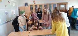 Uczniowie klas 5, 6 i 7 uczestniczący w zajęciach Mobilnego Laboratorium.