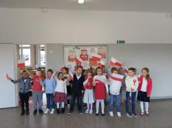 Uczniowie SP1 biorący udział w akcji "Szkoła do hymnu".