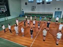 Uczniowie SP1 biorący udział w akcji "Szkoła do hymnu".
