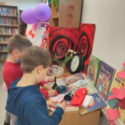 Klasa IIIa podczas walentynek w bibliotece szkolnej.