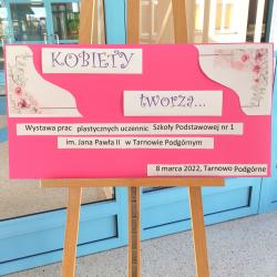 Wystawa prac plastycznych uczennic Szkoły Podstawowej nr 1