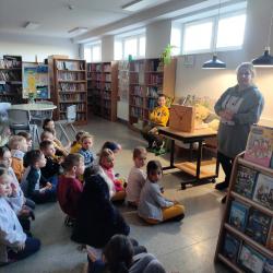 Zerówka w bibliotecznym teatrze.