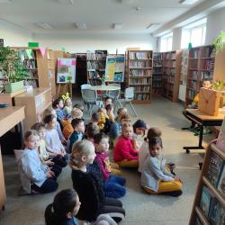 Zerówka w bibliotecznym teatrze.
