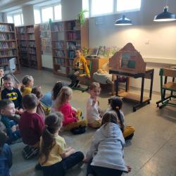 Zerówka w bibliotecznym teatrze.