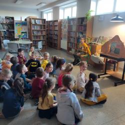Zerówka w bibliotecznym teatrze.