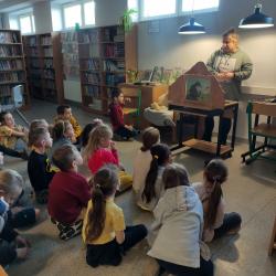 Zerówka w bibliotecznym teatrze.