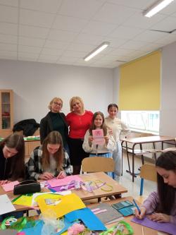 Wolontariusze tworzą kartki dla Hospicjum Palium.