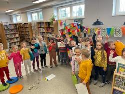 Uczniowie klas 0b i 1b.