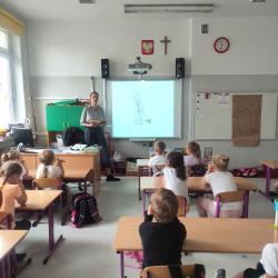 Warsztaty czytelnicze z Dunią i Mattisem - uczniowie podczas zajęć.