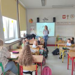 Warsztaty czytelnicze z Dunią i Mattisem - uczniowie podczas zajęć.