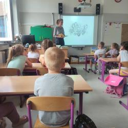 Warsztaty czytelnicze z Dunią i Mattisem - uczniowie podczas zajęć.