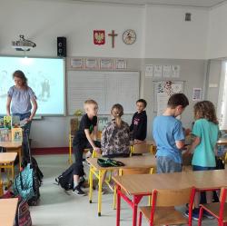 Warsztaty czytelnicze z Dunią i Mattisem - uczniowie podczas zajęć.
