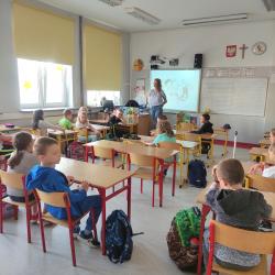 Warsztaty czytelnicze z Dunią i Mattisem - uczniowie podczas zajęć.