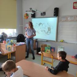 Warsztaty czytelnicze z Dunią i Mattisem - uczniowie podczas zajęć.