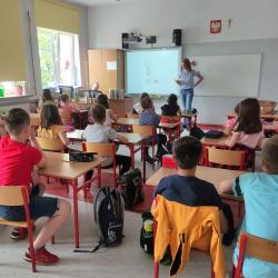 Warsztaty czytelnicze z Dunią i Mattisem - uczniowie podczas zajęć.